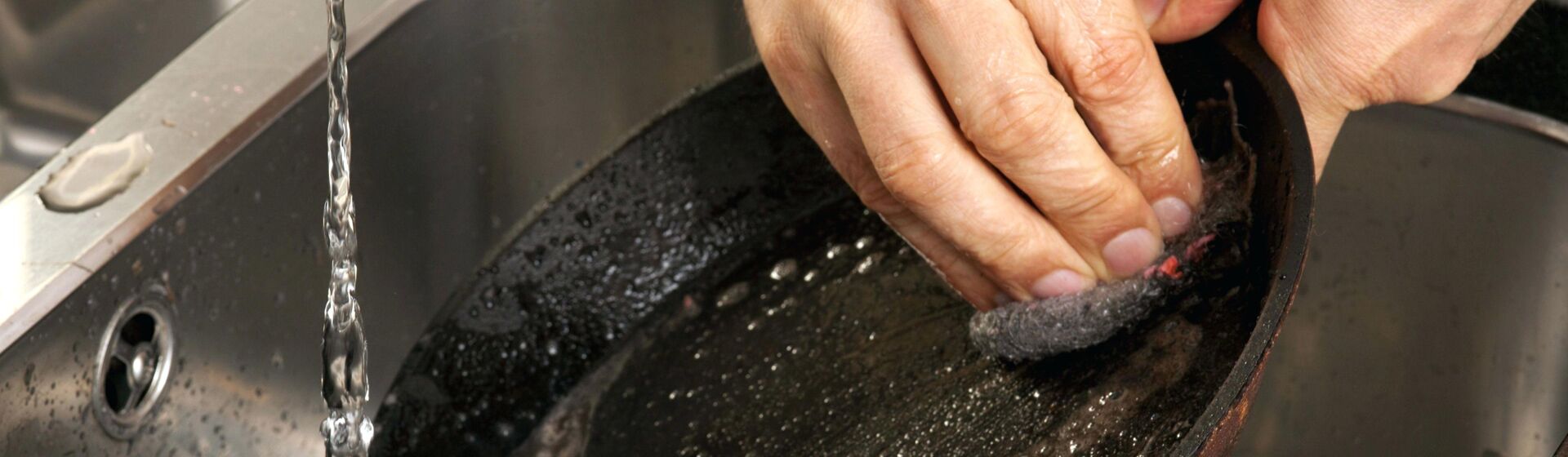 Чем отмыть застарелый жир с посуды?