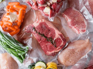 Вакуумируем мясо для шашлыка в вакуумном упаковщике